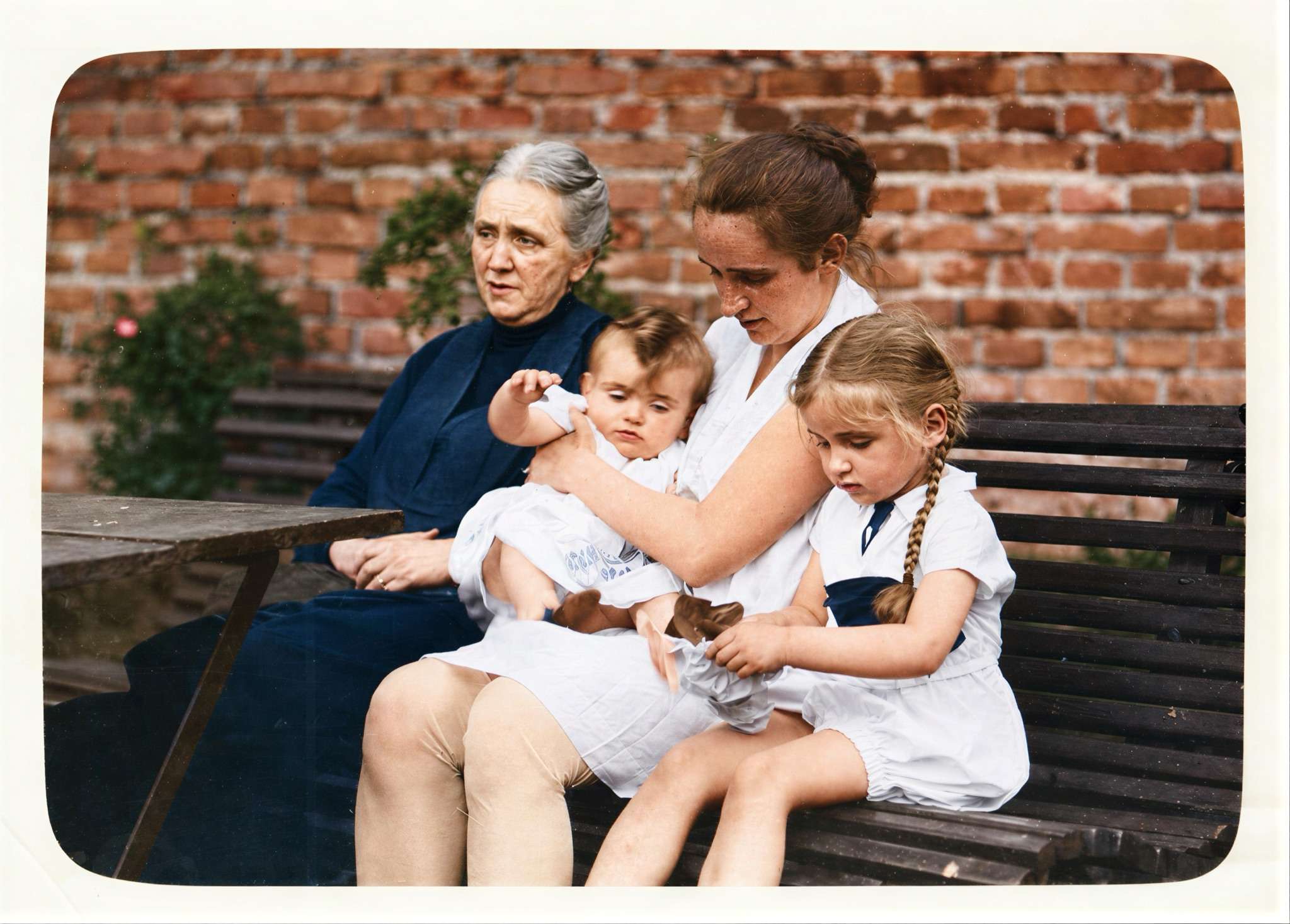Four generations on a garden bench · 1930s restored with Forevi